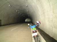まだ開通してないトンネルの中にかってにバイクを停める。